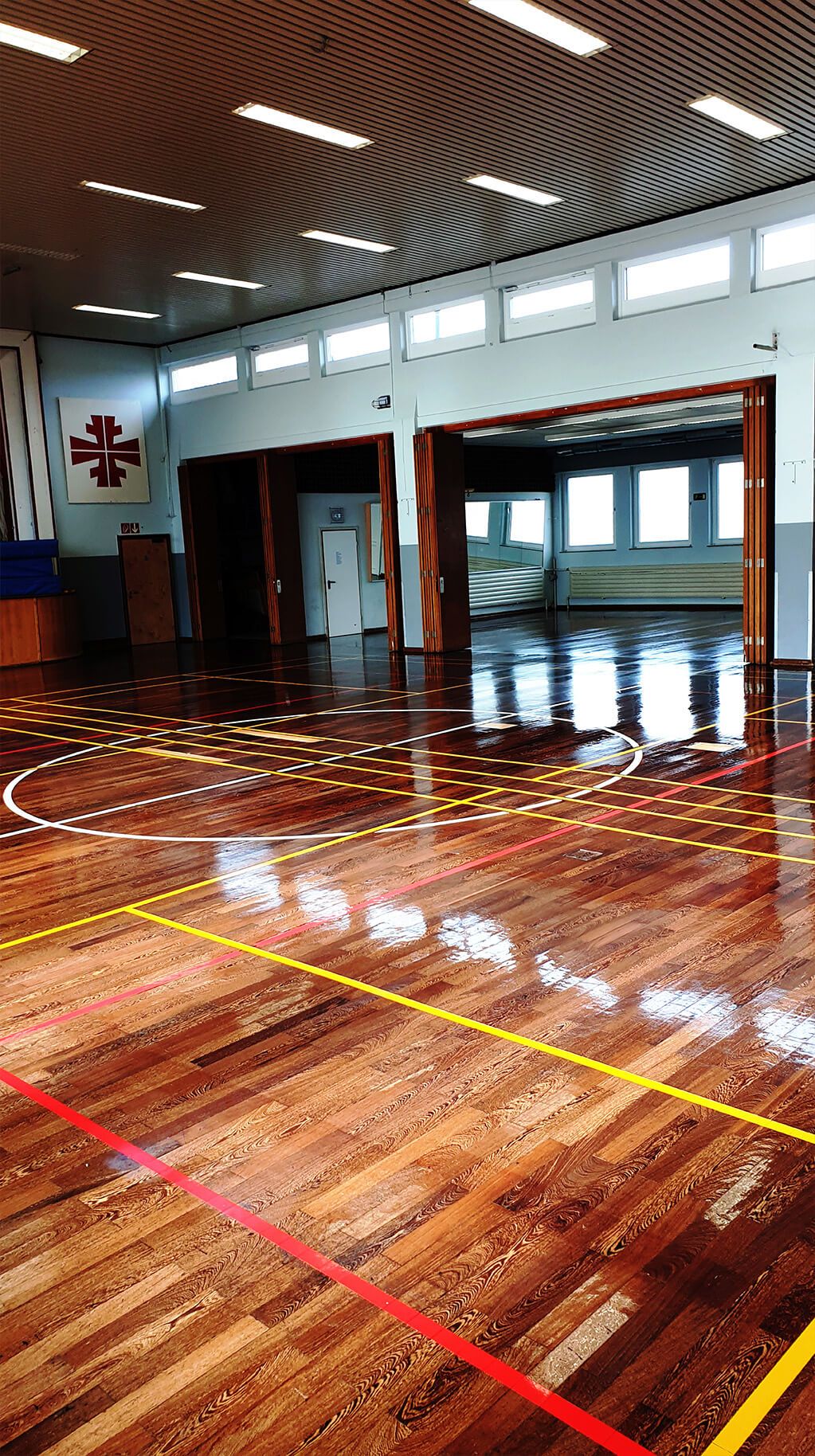 Sporthalle mit versiegeltem Boden