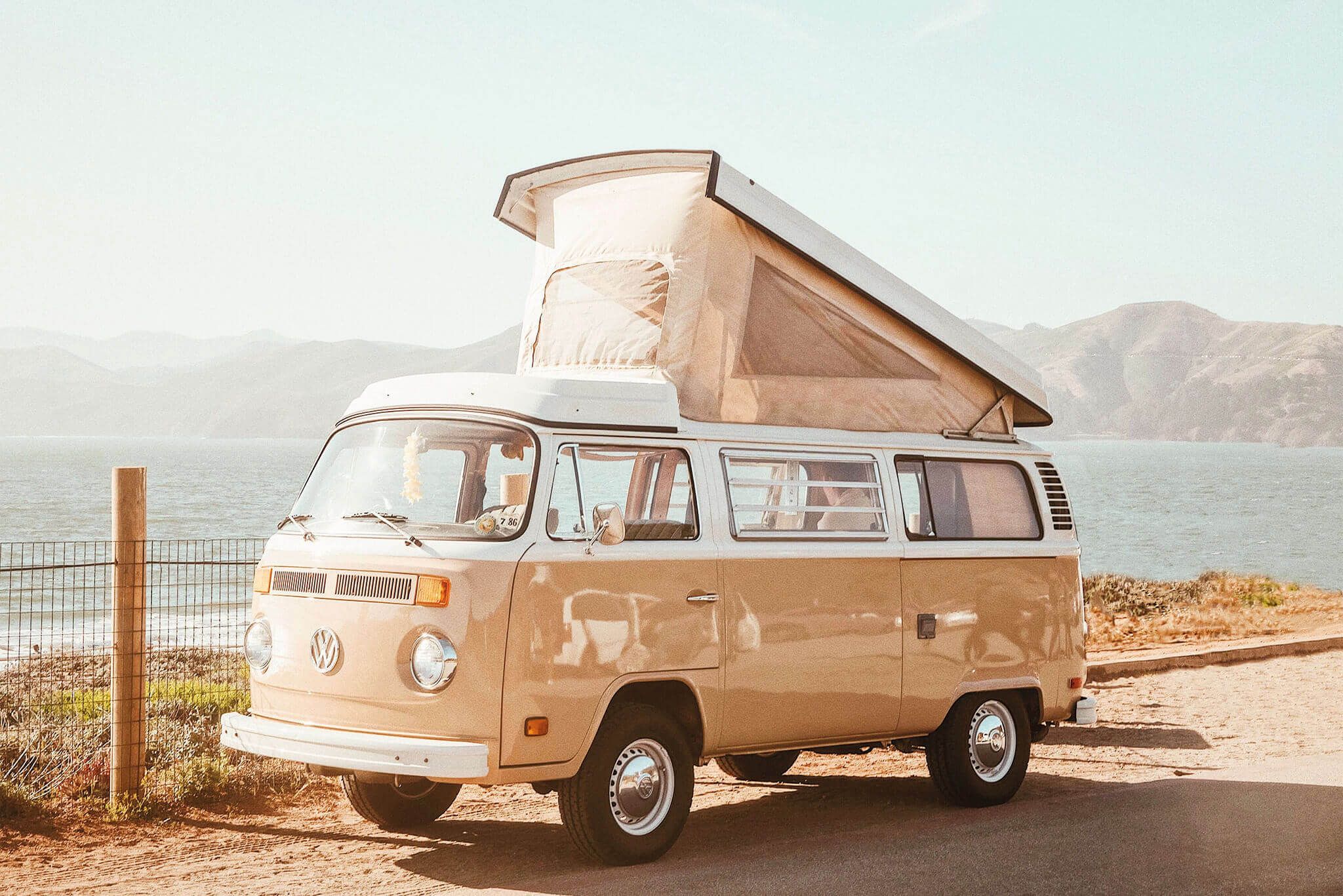 Ein Wohnmobil am Straßenrand und Meer