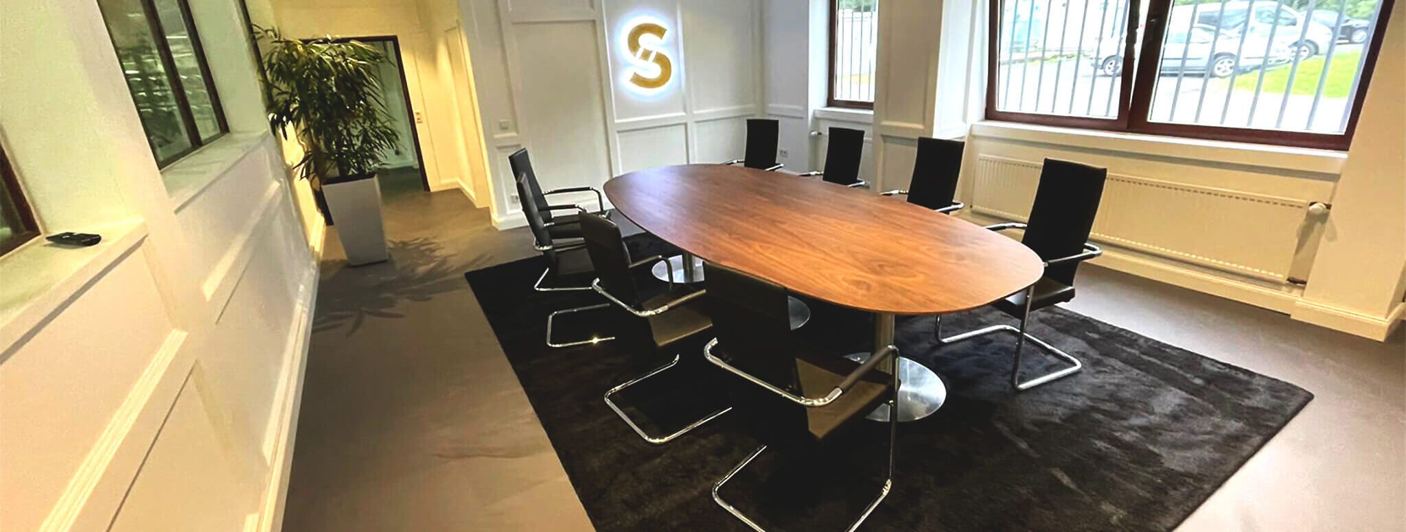 Teppichboden im Büro mit Stühlen und einem Tisch