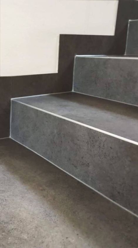 Treppe mit grauem Bodenbelag