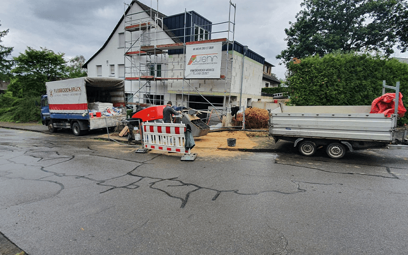 Baustelle auf der Straße mit einem Arbeiter