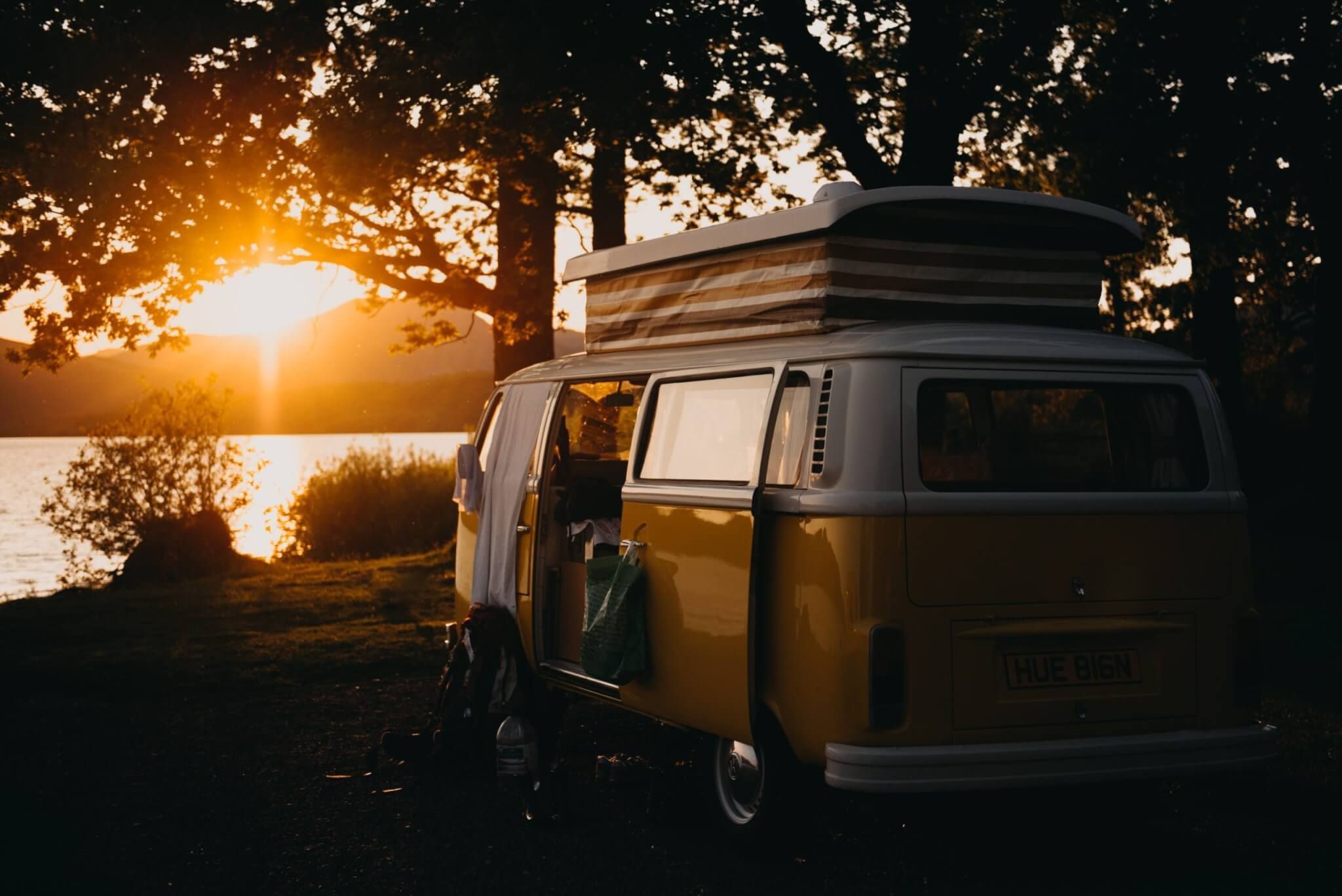 Wohnmobil am See mit Sonnenuntergang
