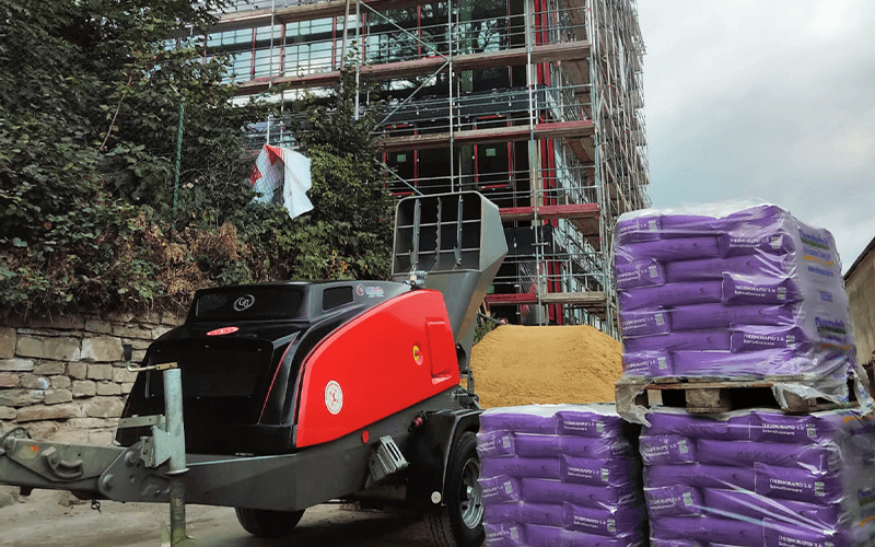 Baustelle vor dem Gebäude mit geliefertem Material